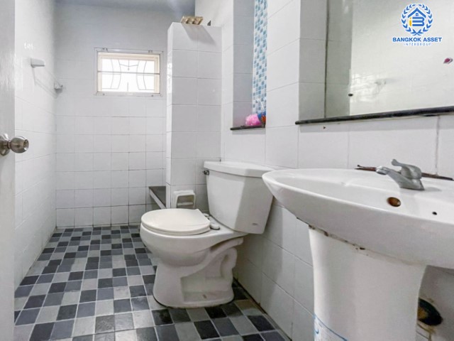 บ้านเดี่ยวมือสองย่านนนทบุรี ม. เพอร์เฟคพาร์ค กาญจนาภิเษก คุณภาพจากแบรนด์ Property Perfect  บ้านสวยพร้อมเข้าอยู่ บนเนื้อที่ 50 ตร.ว. 3 ห้องนอน 2 ห้องน้ำ 2 ที่จอดรถ พร้อม Facilities ครบครัน บนทำเลเชื่อมต่อถนนกาญจนาฯ  ใกล้ทางด่วน ศรีรัช-วงแหวนฯ เซ็นทรัลเวสต์เกต และรถไฟฟ้าสายสีม่วง "สถานีตลาดบางใหญ่"